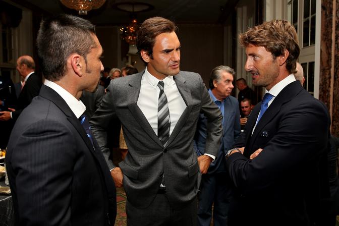 Roger Federer  scambia qualche impressione Marcelo Rios e Juan Carlos Ferrero. Afp